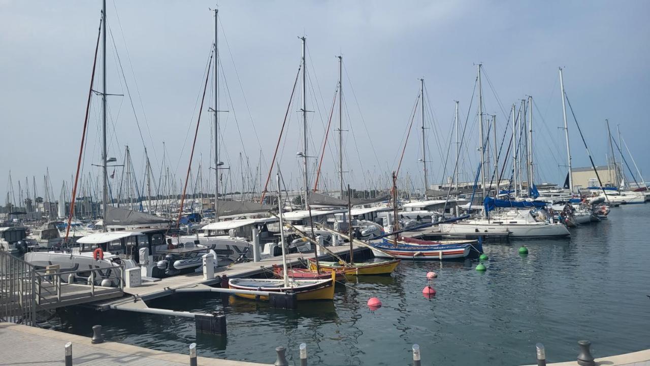 Adorable Petit Appartement Avec Magnifique Vue Sur Le Port De Canet Eksteriør bilde